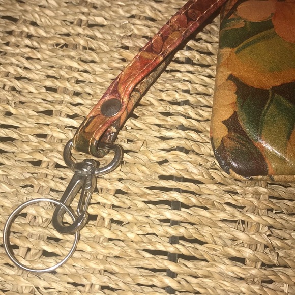 Flower Wristlet - Picture 4 of 9